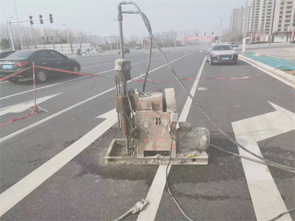 久治公路路面下沉沉降开裂注浆加固施工